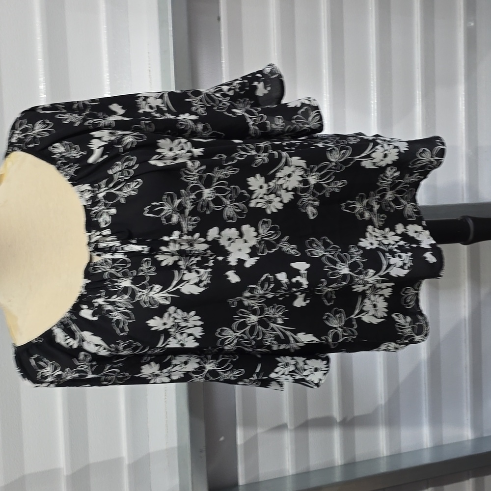 Torrid Black and White Floral Print Blouse Size Large (12)